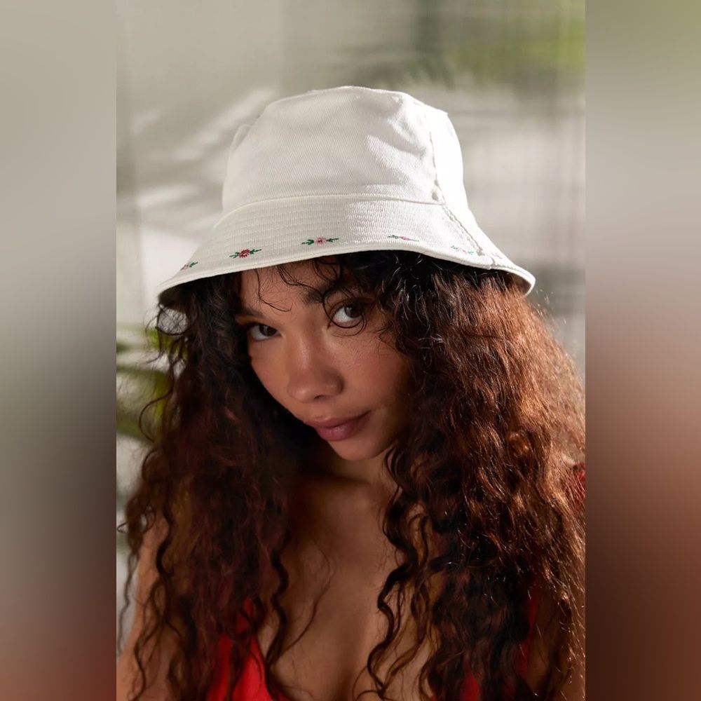 New Urban Outfitters Embroidered Rose Bucket Hat One Size - Picture 2 of 7